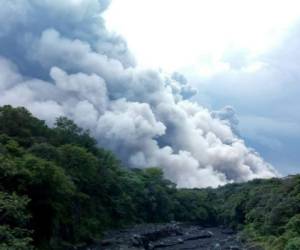 Momentos en que el volcán de Fuego de Guatemala hacía erupción.