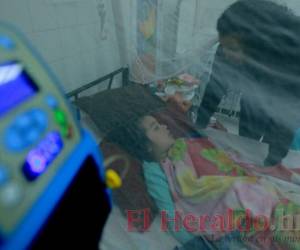 Las salas de los hospitales públicos están abarrotadas de pacientes con dengue, no se dan abasto.