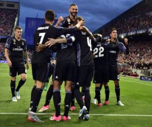 Real Madrid players celebrate a goal during the UEFA Champions League semifinal second leg football match Club Atletico de Madrid vs Real Madrid CF at the Vicente Calderon stadium in Madrid, on May 10, 2017. / AFP PHOTO / GERARD JULIEN