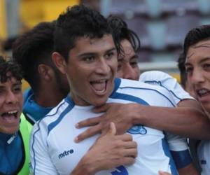 Los jugadores de El Salvador celebraron el triunfo en el Estadio Ricardo Saprissa Aymá. Foto Twitter @LaSelecta_SLV