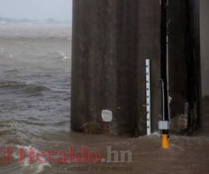 Un indicador de medición del nivel de agua se ve en el río Atchafalaya en Morgan City, Louisiana, antes de la tormenta tropical Barry el sábado, julio 13,2019. Tormenta tropical Barry es el primer sistema de tormentas tropicales de 2019 que tocó tierra en los Estados Unidos y podría descargar hasta dos pies de lluvia junto con fuertes vientos e inundaciones provocadas por las tormentas, según los informes meteorológicos. / AFP / Seth HERALD