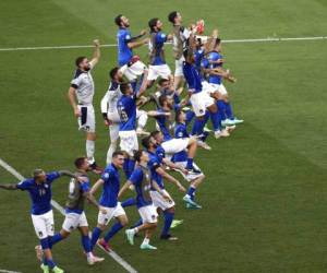 El equipo de Italia celebra después de derrotar al equipo de Gales en el partido del grupo A del campeonato de fútbol de la Eurocopa 2020 entre Italia y Gales en el estadio Stadio Olimpico de Roma.