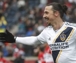 Zlatan Ibrahimovic de Los Angeles Galaxy sonríe después de anotar contra el Chicago Fire durante la primera mitad de un partido de fútbol de la MLS. Foto:AFP