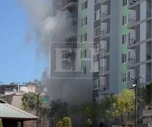 Momento en que salió humo de la planta baja de la torre 7 en el complejo domiciliario.