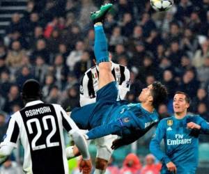 La acrobática y espectacular jugada ocurrió en el partido de ida de los Cuartos de Final de la Champions League, cuando defendía la camiseta del Real Madrid. Foto:AFP