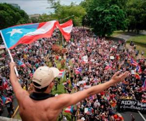 Los puertorriqueños inundaron las calles de la Isla, celebrando la salida de Roselló. Foto: AFP