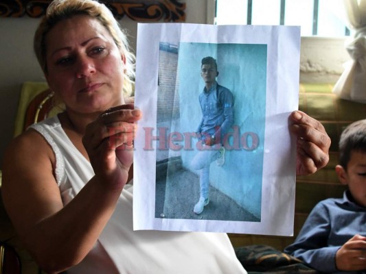 Una mujer muestra una foto del migrante hondureño Henry Adalid Díaz Reyes, quien fue asesinado mientras tomaba parte en una caravana que se dirigía a los Estados Unidos, en Tegucigalpa. Foto Agencia AFP.