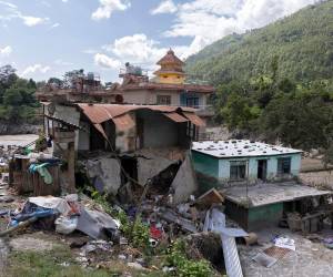 En la frontera entre Nepal y la región autónoma china del Tíbet sigue la búsqueda para ubicar a los más de 3,000 desaparecidos, sobre todo en los túneles de las hidroeléctricas, donde se teme que haya más de 900 personas y donde hay ya equipos internacionales apoyando. Aquí más detalles.
