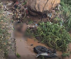 El cuerpo del motociclista quedó tirado en un montículo de tierra y su motocicleta a un lado.