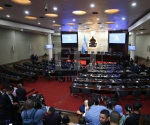 La sesión se reanudó pasadas las 3 de la tarde luego de que se pospuso por cuatro horas.