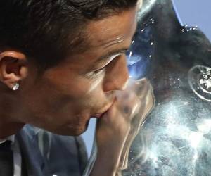 El delantero portugués Cristiano Ronaldo besa su nuevo premio (Foto: Agencia AFP)