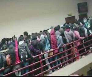 Imágenes de televisoras y redes sociales mostraron a estudiantes apretujados en un estrecho pasillo del cuarto piso de su facultad.