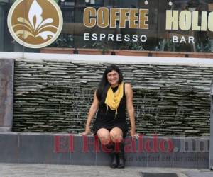 Cecilia Durán, con sonrisa por delante, posando para el lente de Efraín Salgado en Coffee Holics Espresso Bar. “Me río mucho”, contó. Foto: Efraín Salgado/El Heraldo