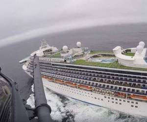 En esta imagen tomada de un video cortesía de la Guardia Nacional de California, un helicóptero del 129no batallón de rescate sobrevuela el crucero Gran Princess frente a las costas de California. Foto: AP.