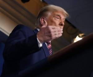 El presidente de los Estados Unidos, Donald Trump, habla en la sala de reuniones de la Casa Blanca. Los votos todavía se están contando dos días después de las elecciones presidenciales. Foto: AFP.