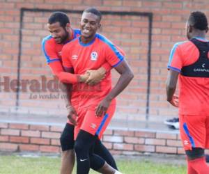 Los jugadores Edrick Menjívar y Brayan Beckeles en el entreno de Olimpia este viernes. (Foto: Ronal Aceituno / EL HERALDO)