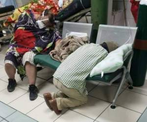 Hasta en sillas son atendidos los pacientes en el IHSS, en espera que quede libre una cama.