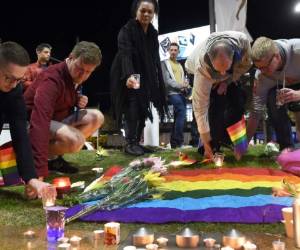 Varias personas se han acercado al lugar del crimen para mostrar su apoyo y condolencia a las familias de la vícitima. Foto: AFP