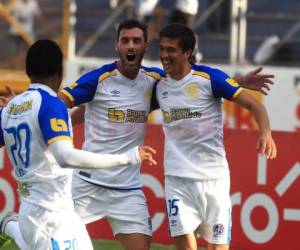 Bonfigli, Bonjour y Deiby Flores celebrando el primer gol de Olimpia ante Platense en el Nacional. (Fotos: Ronal Aceituno / EL HERALDO)