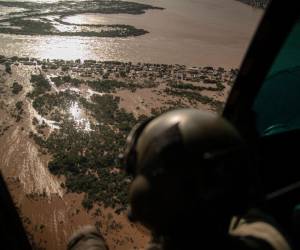 El número de muertes por las históricas inundaciones en el sur de Brasil alcanzó el miércoles el centenar, mientras las operaciones de rescate en la castigada capital de Porto Alegre fueron suspendidas por nuevas lluvias.