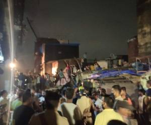 El canal New Delhi Television dijo que el inmueble se vino abajo sobre otra estructura en un barrio pobre de la zona de Malad West, en Mumbai.