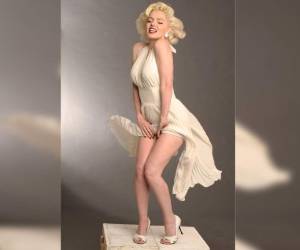Marilyn Monroe. El ícono de belleza y sensualidad de Hollywood consiguió la fama a los 18 años cuando trabajada en una fábrica bélica y un fotógrafo de la revista Yank la vio y le tomó una fotografía para la portada. Luego ella fue astuta y se cambió el nombre, se tiñó de rubia y comenzó a tomar clases de actuación.