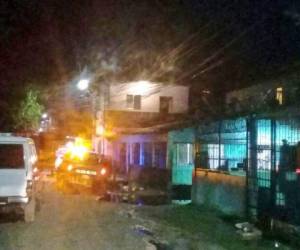 La Policía acordonó el lugar donde ocurrió el cuádruple crimen en el sector de La Pradera. (2) Familiares en la morgue de SPS.