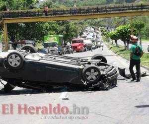 Así quedó el vehículo en medio del bulevar. Foto: Estalin Irías/ EL HERALDO