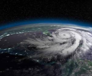 Pese a que los expertos todavía se adaptan al uso del Geostationary Lightning Mapper (GLM), aseguran es eficaz para predecir futuros ciclones tropicales. Foto: Canva