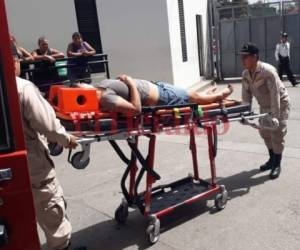 Las cuatro personas que resultaron lesionadas fueron llevadas al Hospital Escuela Universitario. Fotos: Alex Pérez/EL HERALDO