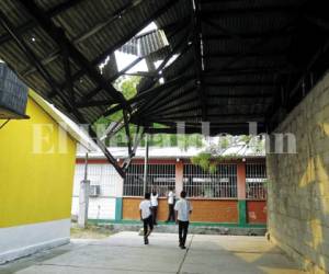 El techo del centro básico José Cecilio del Valle en San Lorenzo amenaza con colapsar del todo.