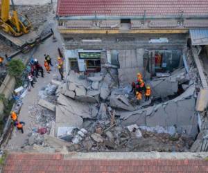 Al menos 17 personas murieron el 29 de agosto cuando un restaurante en el norte de China se derrumbó, dijeron los medios estatales, y los rescatistas sacaron a decenas de sobrevivientes de los escombros y buscaron a otros que se creía que estaban atrapados. Foto: Agencia AFP.