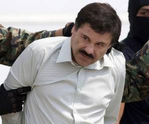En esta fotografía de archivo del 22 de febrero de 2014, Joaquín 'El Chapo' Guzmán es escoltado hacia un helicóptero en la Ciudad de México tras su captura en el puerto turístico de Mazatlán. Foto: AP.