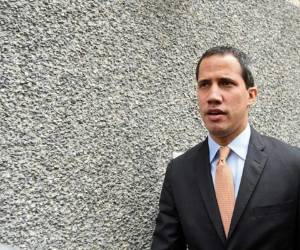 Guaidó, en pugna por el poder con el gobernante socialista Nicolás Maduro, no estaba en el auto al momento en que el automotor fue atacado. Foto: AFP.