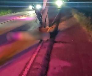 El cuerpo del hombre quedó a la orilla del pavimento, desde donde lo levantaron sus familiares.