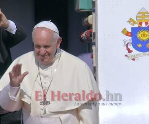 En esta imagen, tomada de un video, el papa Francisco saluda a la multitud antes de embarcar en un avión rumbo a Japón, en la terminal militar del aeropuerto Don Muang Airport, de Bangkok, Tailandia. Foto: Agencia AP.