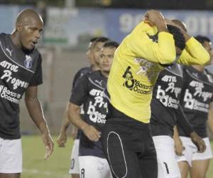 Los jugadores del campeón nacional sigue sin levantar cabeza.