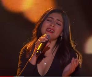 Katheryn Banegas durante su primera presentación en el escenario de 'La Academia'.