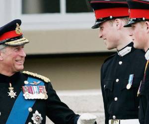 Carlos Felipe Arturo Jorge Windsor, junto a sus hijos, Harry y Guillermo.