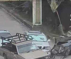 En un intento desesperado, los ladrones impactaron contra un turismo. Captura de pantalla.