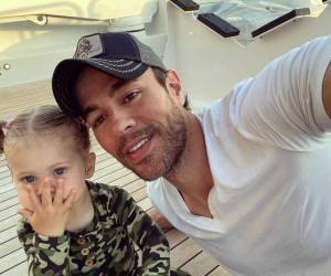 Ante el emotivo gesto, el cantante no quiso quedarse atrás y dedicó un momento de su cumpleaños para felicitar a la madre de sus hijos.