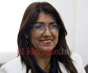 Alba Consuelo Flores mientras comparecía junto a su apoderada legal al citatorio emitido por el Ministerio Público en su calidad de testigo en el caso conocido como hospitales móviles.