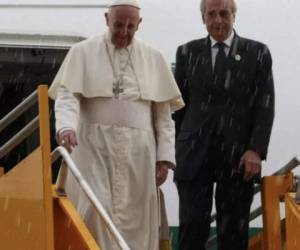 Fabrizio Soccorsi junto al papa Francisco en uno de sus viajes. Foto: Twitter.