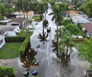 El gobernador de Florida, Ron DeSantis, declaró estado de emergencia en varios condados por las fuertes lluvias que provocaron severas inundaciones. Aquí las imágenes.