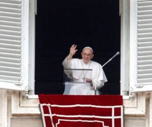 El papa Francisco saluda desde la ventana de su estudio hacia la Plaza de San Pedro, en su aparición para la plegaria del Angelus en el Vaticano, este domingo. FOTO: AP