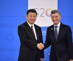 El presidente de China, Xi Jinping, es recibido por el presidente de Argentina, Mauricio Macri, en Costa Salguero, en Buenos Aires, para asistir a la Cumbre de Líderes del G20. Trump aún no arriba. (Foto: AP)