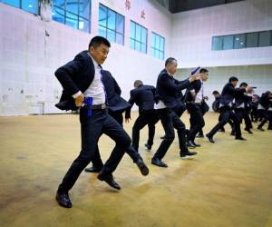 Los aprendices de guardaespaldas saltan de inmediato: colocan a la persona a proteger detrás suyo y sacan una pistola del bolsillo. Disponen de dos segundos, tiempo máximo para realizar los movimientos correctos. Foto: AFP.
