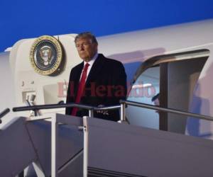 US President Donald Trump disembarks from Air Force One upon arriving in Moon Township, Pennsylvania on March 10, 2018. President Trump is travelling to Pennsylvania to speak at a ' Make America Great Again ' rally on behalf of Republican candidate Rick Saccone. / AFP PHOTO / Nicholas Kamm