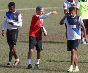 Carlos Restrepo dirigiendo la práctica de Olimpia este viernes en Amarateca. Foto: Juan Salgado / El Heraldo.