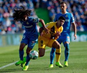 Luis Suárez de Barcelona contra Marc Cucurella de Getafe, durante el partido de fútbol de la Liga española entre Getafe. Foto: Agencia AP